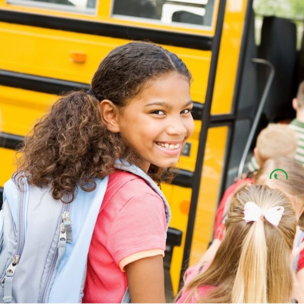 eleve prenant un bus scolaire