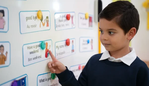 Enfant scolarisé à l'école française de Casablanca